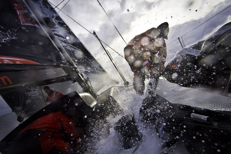 Kelvin Harrap schleppt auf der `Mar Mostro´ Segel bei überaus feuchten Bedingungen.  © Amory Ross/PUMA Ocean Racing/Volvo Ocean Race