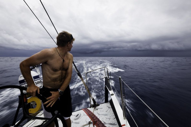 Puma Skipper Ken Read nach der Passage der Dodrums. Im Rücken bildet sich eine Wetterfront. © Amory Ross/PUMA Ocean Racing/Volvo Ocean Race