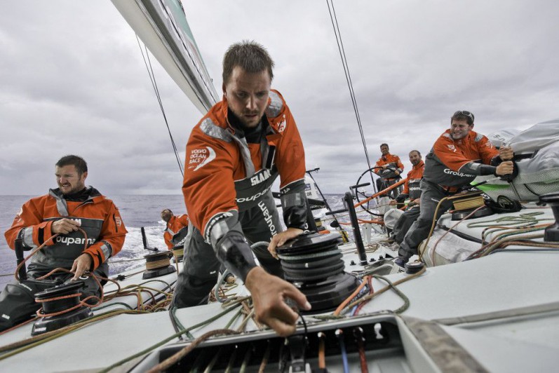 Martin Stromberg arbeitet virtuos an der Trimm-Klaviatur von Groupama . © Yann Riou/Groupama Sailing Team/Volvo Ocean Race
