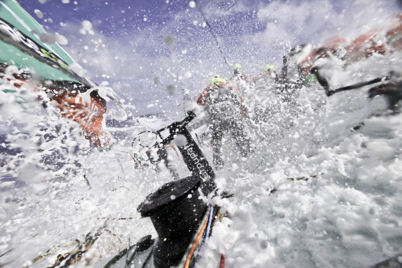 ...Das Wasser schäumt permanent über das Deck der Volvo70s. © Yann Riou/Groupama Sailing Team/Volvo Ocean Race