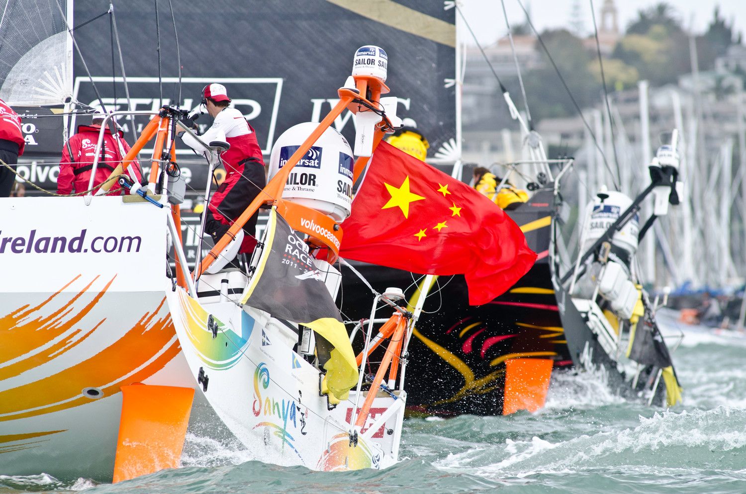 ...stolz die chinesische Flagge des Sponsors bei der Ausfahrt aus Auckland. © Marc Bow/Volvo Ocean Race