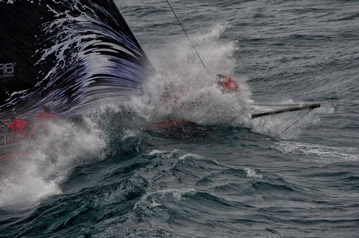 Der Bug kracht in eine Welle... © PAUL TODD/Volvo Ocean Race
