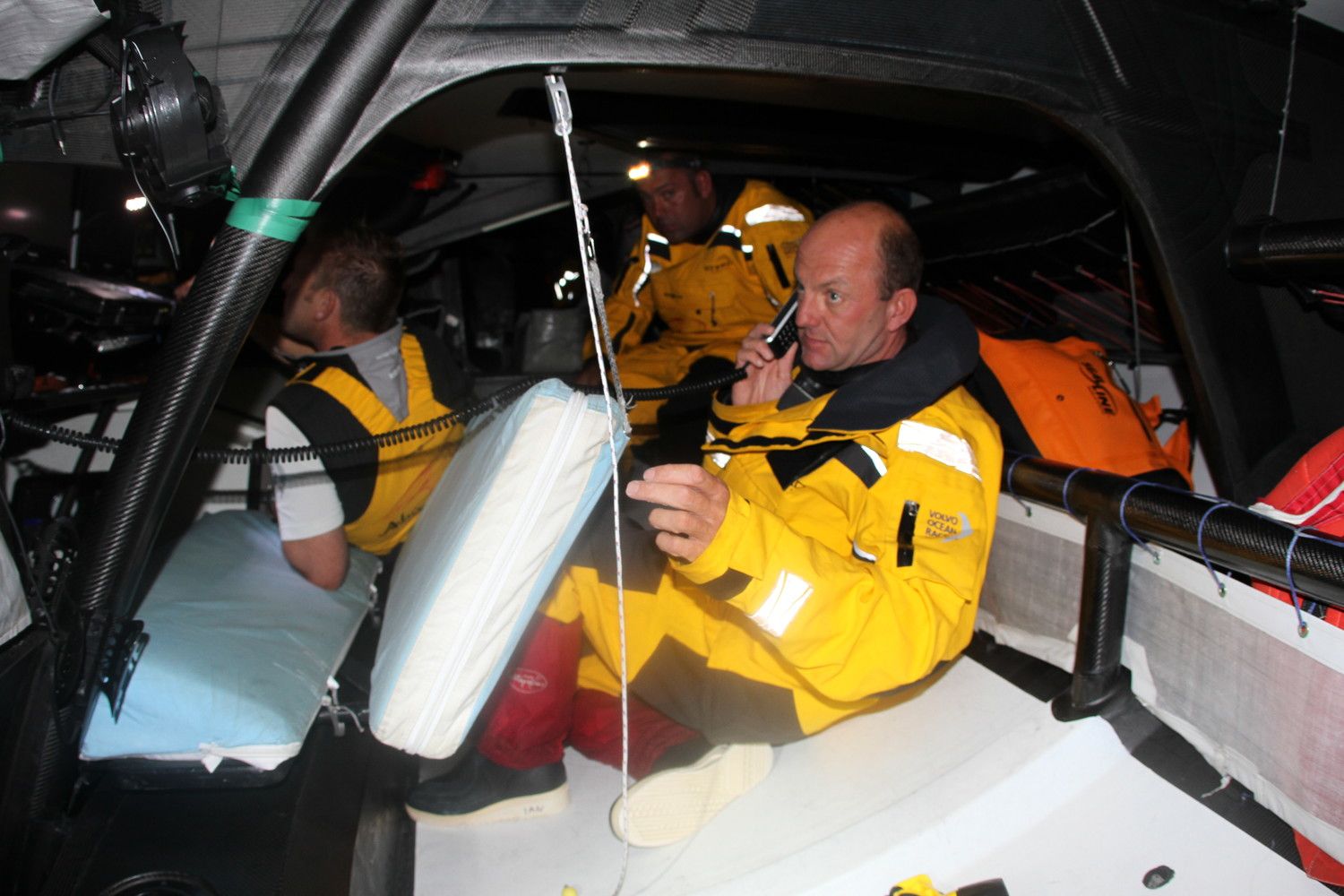 Skipper Ian Walker informiert sein Team von dem Schaden und davon... © Nick Dana/Abu Dhabi Ocean Racing/Volvo Ocean Race