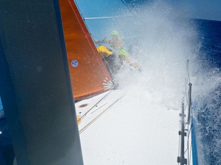 ...von Telefonica (im Bild) und Camper überholt worden. Ein wenig hinterher... © Diego Fructuoso/Team Telefonica/Volvo Ocean Race
