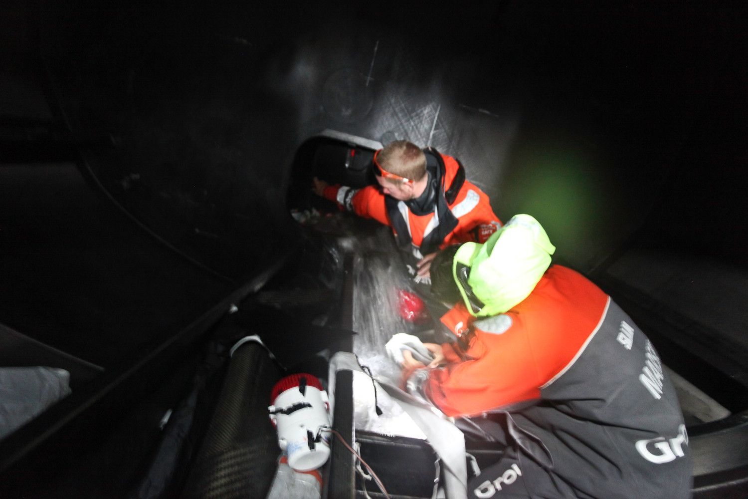 An der Spitze hatte Groupama in der letzten Nacht einen Schock zu verkraften, als Wasser in das Vorschiff einbrach...  © Yann Riou/Groupama Sailing Team/Volvo Ocean Race