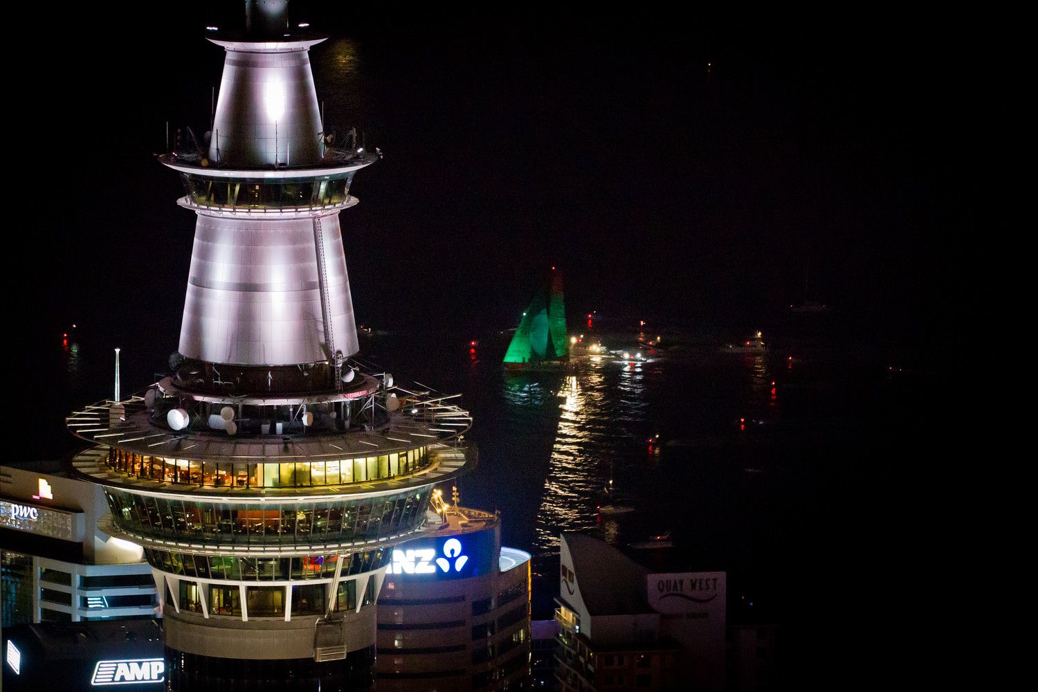 ...Das Wahrzeichen ist der 328 Meter hohe Sky Tower... ©  IAN ROMAN/Volvo Ocean Race