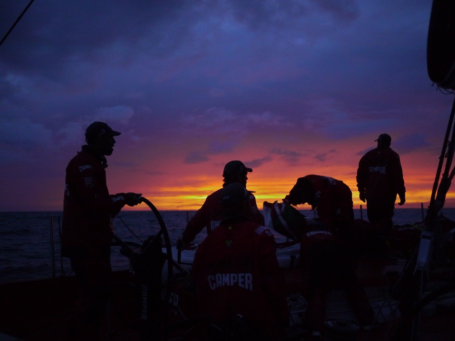 Die Camper-Crew steuert am letzten Tag der 4. Etappe in einen sagenhaften Sonnenaufgang.  © Hamish Hooper/CAMPER ETNZ/Volvo Ocean Race