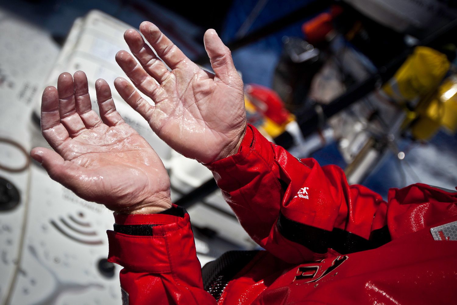 ...haben die Hände von Puma Trimmer Ryan Godfrey aufquellen lassen. Solche Bedingungen... © Amory Ross/PUMA Ocean Racing/Volvo Ocean Race