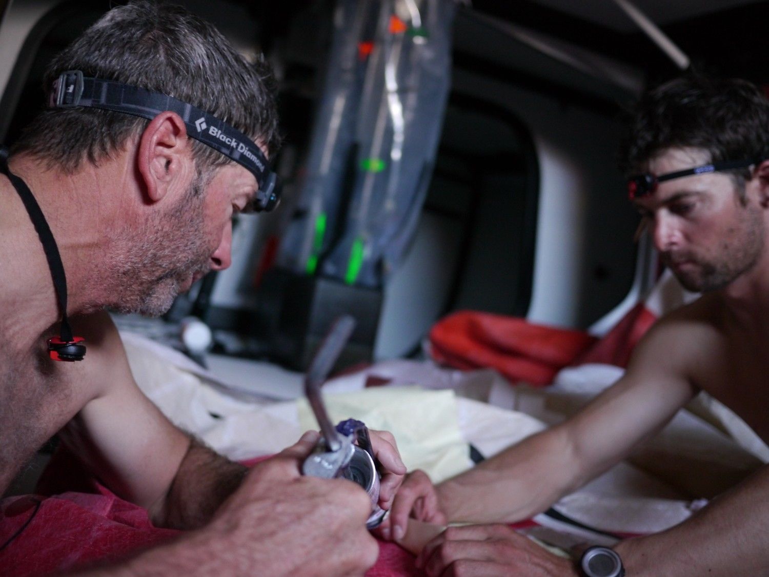 ... gingen durch den Riss der J2 Fock verloren. Daryl Wislang und Rob Salthouse versuchen das wichtige Vorsegel unter Deck wieder zusammen zu nähen während oben... © Hamish Hooper/CAMPER ETNZ/Volvo Ocean Race