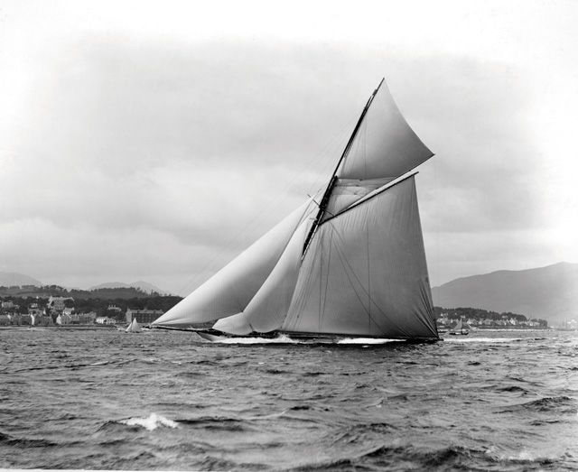 Der America's Cupper Valkyrie III mit reichlich Tuch im Firth of Clyde  © Petty Bawn Press