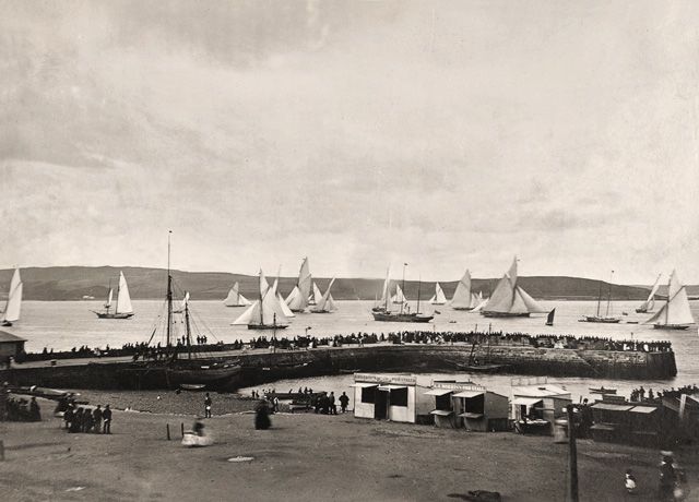 So ging es an guten Tagen 1873 vor dem Royal Clyde Yacht Club zu © Peggy Bawn Press