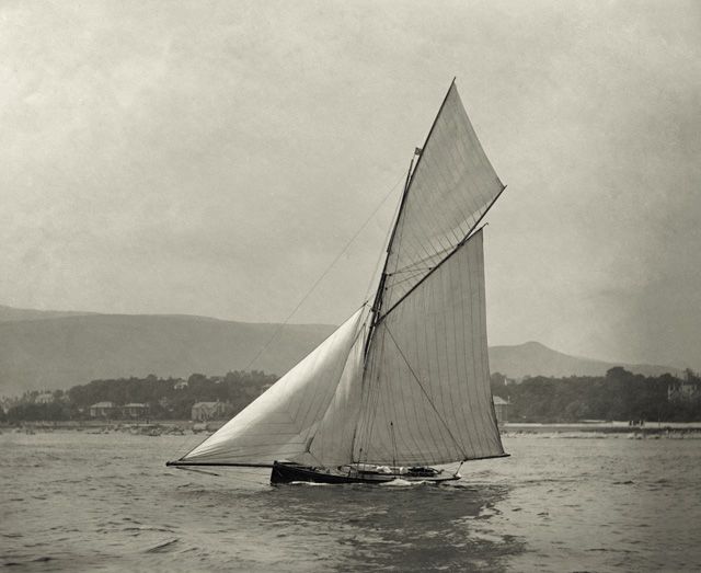 Der America's Cupper Valkyrie III mit reichlich Tuch und dem Baum im Firth of Clyde  © Petty Bawn Press