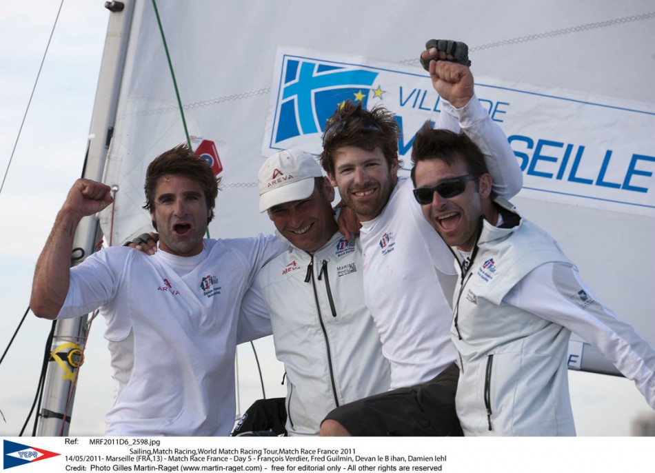 Damien Iehl (r.) und seine Crew freuen sich über den Sieg beim ersten World Match Race Tour Event 2011 in Marseille. Die Truppe... © Gilles Martin-Raget