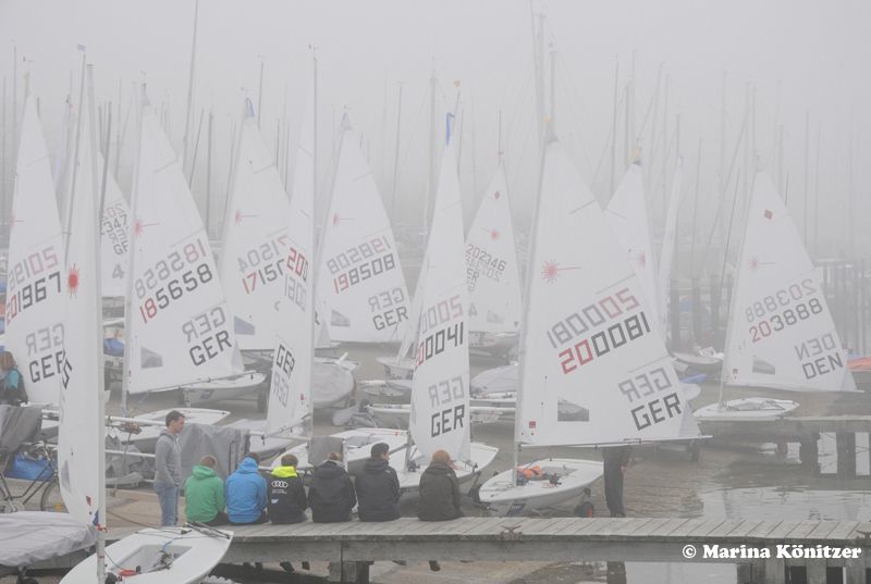 800 Aktive aus neun Nationen warteten im Kieler Nebel drei Tage lang auf Wind. © Marina Könitzer