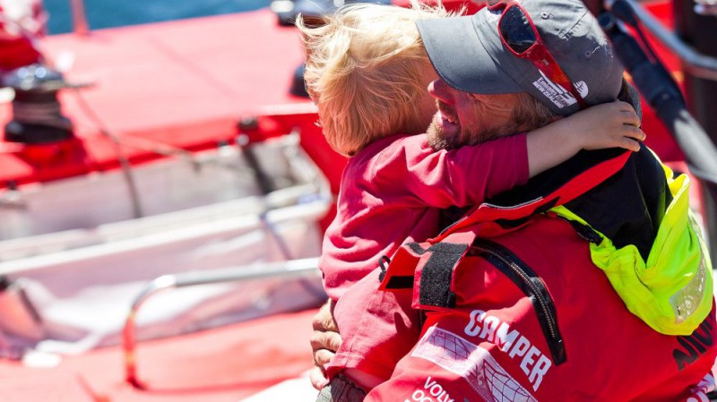 ...bevor er sein Kind an den kratzigen Bart drückt... ©  IAN ROMAN/Volvo Ocean Race