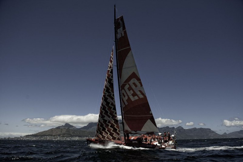 ...auf den Tafelberg von Kapstadt zu. Er empfängt das Team New Zealand mit ... ©  IAN ROMAN/Volvo Ocean Race