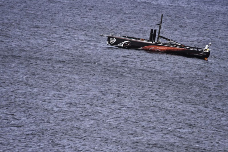 ...ankert Puma auf 20 Meter Wassertiefe vor seinem Not-Domizil Tristan da Cunha 1500 Meilen von Kapstadt entfernt und wartet auf den Frachter. Für die Crew bleibt Zeit... © Amory Ross/PUMA Ocean Racing/Volvo Ocean Race