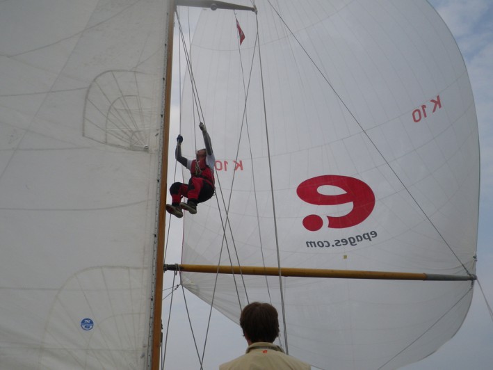 Rollo lässt sich vor dem Wind in den Mast ziehen... © segelreporter.com