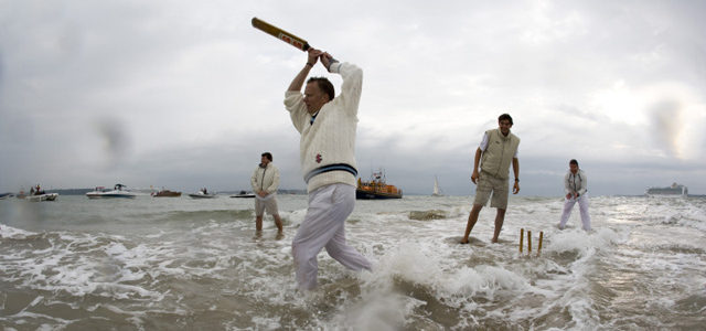 Segelclubs spielen Traditions-Cricket-Match auf Sandbank