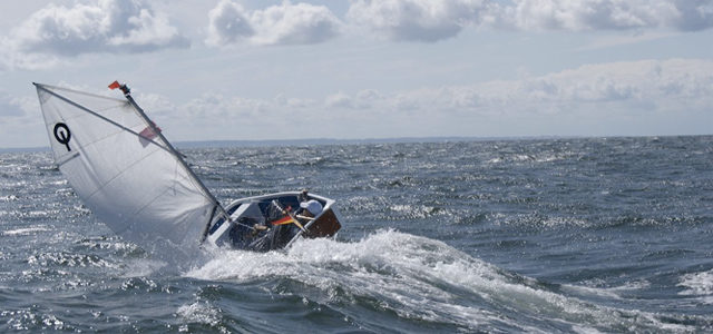 Video: Containerschiff-Käptn kentert mit Opti auf der Ostsee