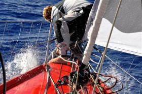 Barfuß und ohne Rettungsweste. Ryan Breymaier am Bug. Die Seemannschafts-Puristen werden die Hände über dem Kopf zusammenschlagen. © FNOB