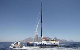 Das Shore-Team begrüßt den Havaristen am Kap der Guten Hoffnung. Der Mast sieht gar nicht so kurz aus. © Richard Boshoff/Barcelona World Race
