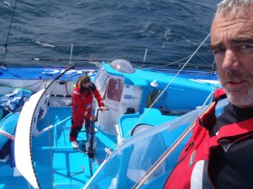 Loick Peyron fotografiert aus dem Mast sich und den Kollegen Dick am Grinder. Ihre Führung ist komfortabel. © FNOB