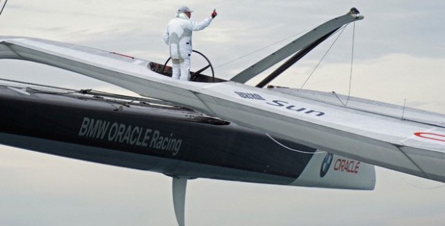Larry Ellison auf seinem Mega Tri, mit dem sein Team 2010 den America´s Cup gegen Alinghi gewann. © BMW Oracle/Martinez Larry Ellison