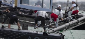 James Spithill beeilt sich bei der Wende auf den neuen Bug zu klettern. © Gilles Martin-Raget/www.americascup.com