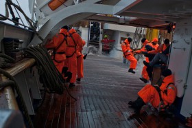 Bei Sturm an Deck. Offiziersanwärter der Bundesmarine müssen auf dem Schulschiff Dienst tun.© Bundeswehr, Yvonne Knoll