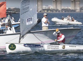 Big Ben Ainslie siegte im Medalrace musste aber in der Gesamtwertung Landsmann Scott um einen Punkt ziehen lassen. © Rolex/Daniel Forster
