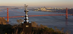 Der Cup über dem AC-Segelrevier 2013 unter der Golden Gate Bridge in San Francisco. © Martin-Raget/America´s Cup