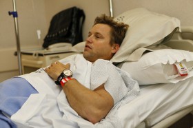 Thompson mit Boss Uhr auf dem Krankenbett