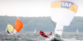Wolfgang Hunger und Julien Kleiner rasen 2010 mit SAP Logo im Spi vor Arhus zum 505er-WM-Titel. © Mick Anderson/SAILINGPIX.DK