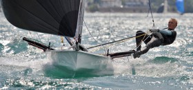 Iver Ahlmann feiert einen historischen Laufsieg bei der Musto Skiff WM in Melbourne