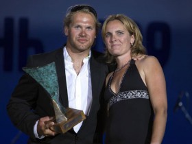 Michi-Mueller bekommt nach dem vergangenen Volvo Ocean Race den Hans Horrevoets Rookie Award von dessen Witwe überreicht. © Sally Collinson/Puma Ocean Racing