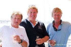 Altmeister Segelstar Lawrie Smith (54, r.) brilliert bei seinem Segel-Comeback mit ex Soling Vorschoter Ossie Stewart und Petticrow Bootsbauer Tim Tavinor (l.) © Steb Fisher