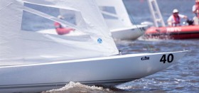 Zieleinlauf zum Drachen WM-Titel. Ein Aufschießer bingt Lawrie Smith (Nummer 40) Platz sechs und den Gesamtsieg. © Steb Fisher