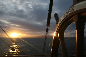 Seefahrerromantik beim Sonnenuntergang über dem berühmten Felsen. Die Realität sieht auf dem Schulschiff oft anders aus. © Bundeswehr, Yvonne Knoll