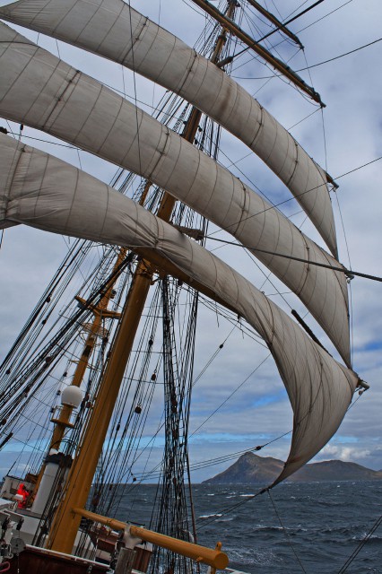 Die "Gorch Fock" mit gerefftem Großsegel vor Kap Hoorn. Die bis zu 30 Meter hohen Rahen flößen viel Respekt ein. © Bundeswehr, Yvonne Knoll