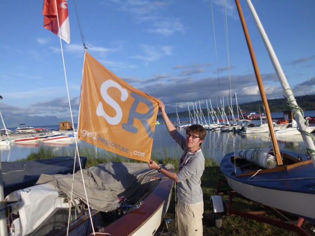 Till Krüger hisst feierlich die SegelReporter-Flagge an seinem Piraten vor dem chilenischen Vulkansee Lago Villarica. © Till Krüger