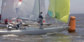 Markus Wieser bei der Tonnenrundung. Nach einem starken Auftritt verliert er den Titel mit dem neuen Petticrow Drachen unglücklich im Finale. © John Curnow