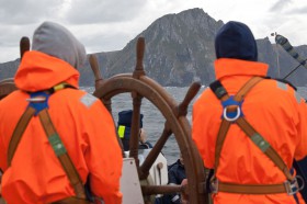 Glück gehabt. So nah kommt man dem Felsen selten. Dennoch steht die Reise der "Gorch Fock" unter keinem guten Stern. © Bundeswehr, Yvonne Knolln