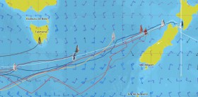 Die Situation am 18.2. "Virbac" liegt noch im Hafen, startet aber bald wieder klar vor "Mapfre". "Groupe Bel" ist an "Estrella Damm" vorbei, die vielleicht beide zusammen in Wellington stoppen. "Hugo Boss" scheint bei Tasmanien zu parken, versucht aber nur einer Flaute auszweichen.