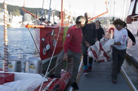 Die kaputten Vorsegel werden von der "Groupe Bel" gehievt und schnellstens zum Segelmacher gebracht. © FNOB