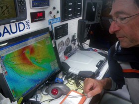 Dominique Wavre zeigt auf seinem PC-Bildschirm den Orkan Atu in seiner schlimmsten Dimension. © FNOB