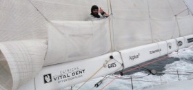 Pachi Rivero checkt das Großsegel der "Renault" oder er sucht eine Schlafgelegenheit, oder er hält Ausschau nach der "Neutrogena". © FNOB