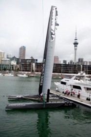 Beim Aufschlag auf dem Wasser hat die Außenbeschichtung des AC 45 Segelfügels Schäden erlitten. © Wilkins/America´s cup