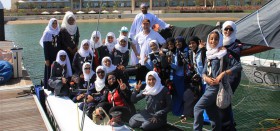 Araberinnen aus acht verschiedenen Nationen besuchen Roland Gäbler auf seinem Extreme-40-Kat im Oman. © Team Gäbler