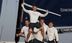 Pierre Pennec freut sich über den Sieg und eine gelungene Premiere als Steuermann für "Rothschild" die Nummer zwei der Saison 2010. © Lloyd Images